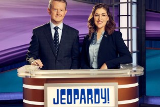 Ken Jennings and Mayim Bialik next to each other behind the Jeopardy podium