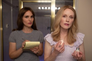 May December. (L to R) Natalie Portman as Elizabeth Berry and Julianne Moore as Gracie Atherton-Yoo in May December