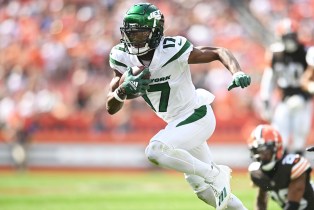 CLEVELAND, OHIO - SEPTEMBER 18: Garrett Wilson #17 of the New York Jets runs with the ball against the Cleveland Browns during the second quarter at FirstEnergy Stadium on September 18, 2022 in Cleveland, Ohio. (Photo by Nick Cammett/Getty Images)