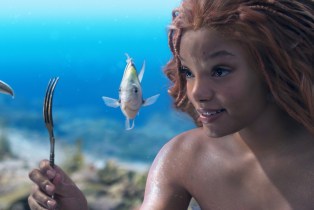 THE LITTLE MERMAID, from left: Scuttle (voice: Awkwafina), Flounder (voice: Jacob Tremblay), Halle Bailey as Ariel,