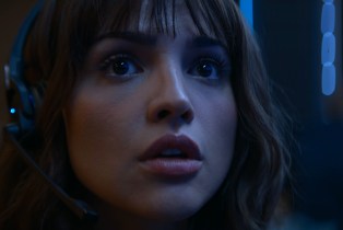 Eiza Gonazalez's Auggie watching the horror of '3 Body Problem' "Judgment Day"