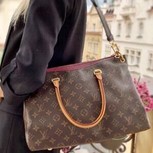 💎✨BEAUTIFUL✨💎  Authentic Louis Vuitton Canvas Leather Pallas MM