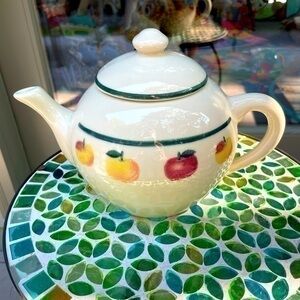 VINTAGE APPLE TEAPOT