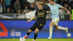 Verona's Reda Belahyane, left, duels for the ball with Lazio's Taty Castellanos during a Serie A soccer match between Lazio and Hellas Verona, at Rome's Stadio Olimpico, Monday, Sept. 16, 2024. (AP Photo/Andrew Medichini)