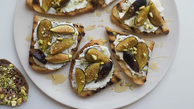 Roasted Fig and Ricotta Crostini recipe