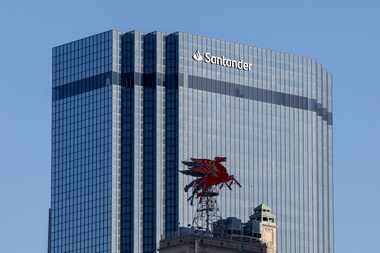 Santander Consumer USA plans has renewed its lease and plans to remain in downtown Dallas.