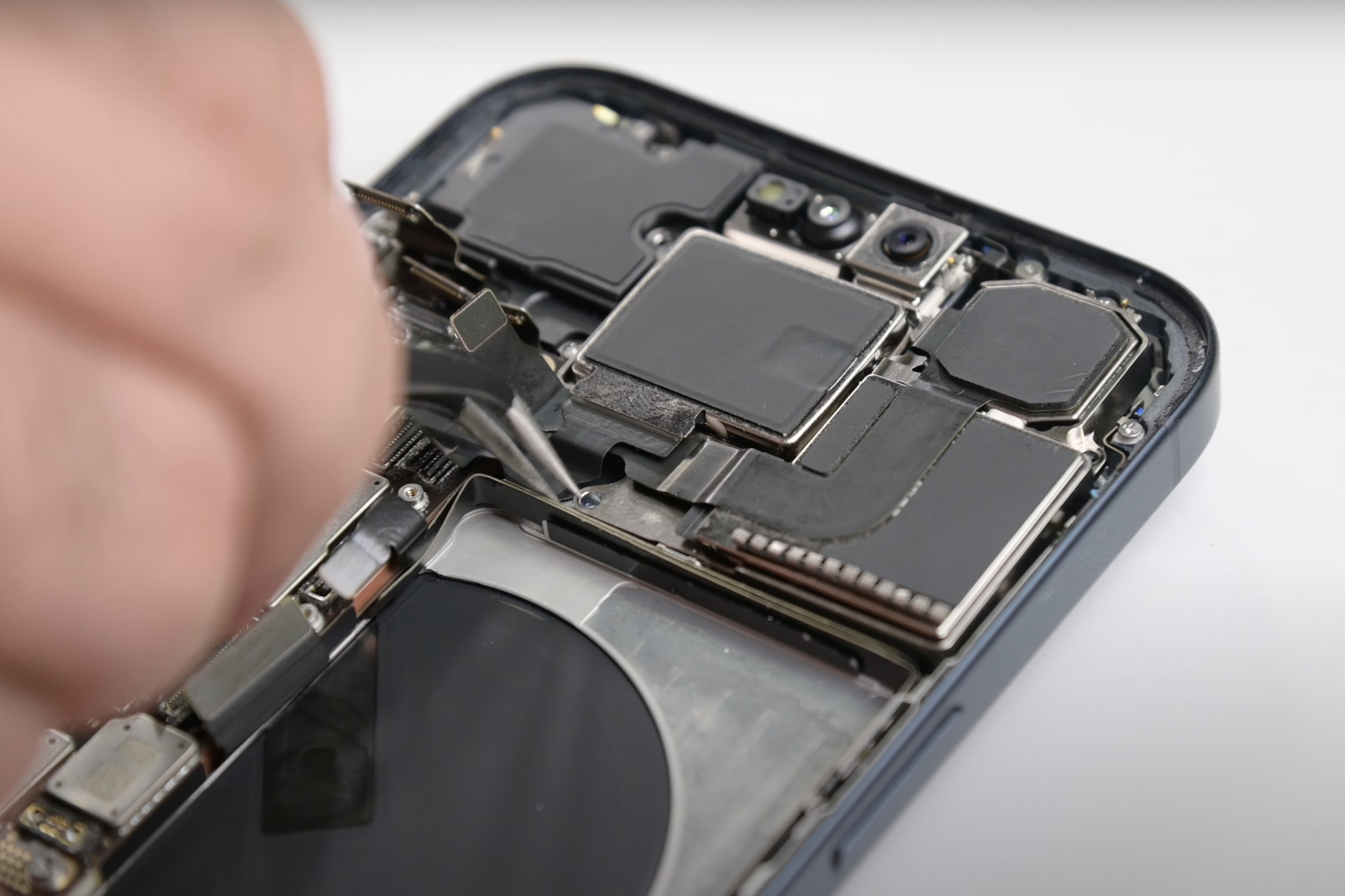 iPhone 15 Pro Max internals