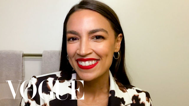 Alexandria Ocasio-Cortez, rappresentante al Congresso statunitense: gli step del suo iconico red lips make-up