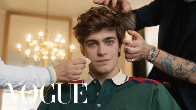 Lorenzo Zurzolo si prepara per lo show di Gucci durante la Milano Fashion Week Uomo