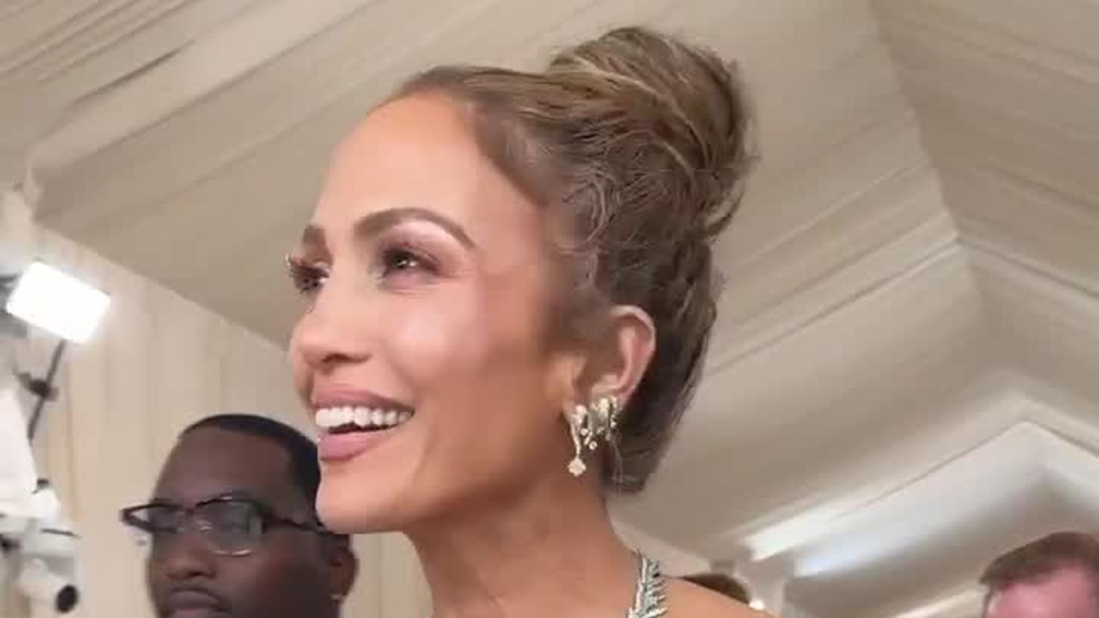 JLo: la co-host del Met Gala 2024 mostra il suo look