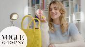 Stefanie Giesinger öffnet ihre Handtasche - mit Kamera & Hundekeksen | In The Bag | VOGUE Germany