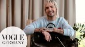 Bill Kaulitz öffnet seine Tasche  ‒ mit Lieblingsschmuck und Schlaföl | In The Bag | VOGUE Germany