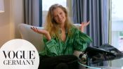 Toni Garrn öffnet ihre Tasche – mit Hausmeister-Schlüsselbund & Andenken an Oma | In The Bag | VOGUE