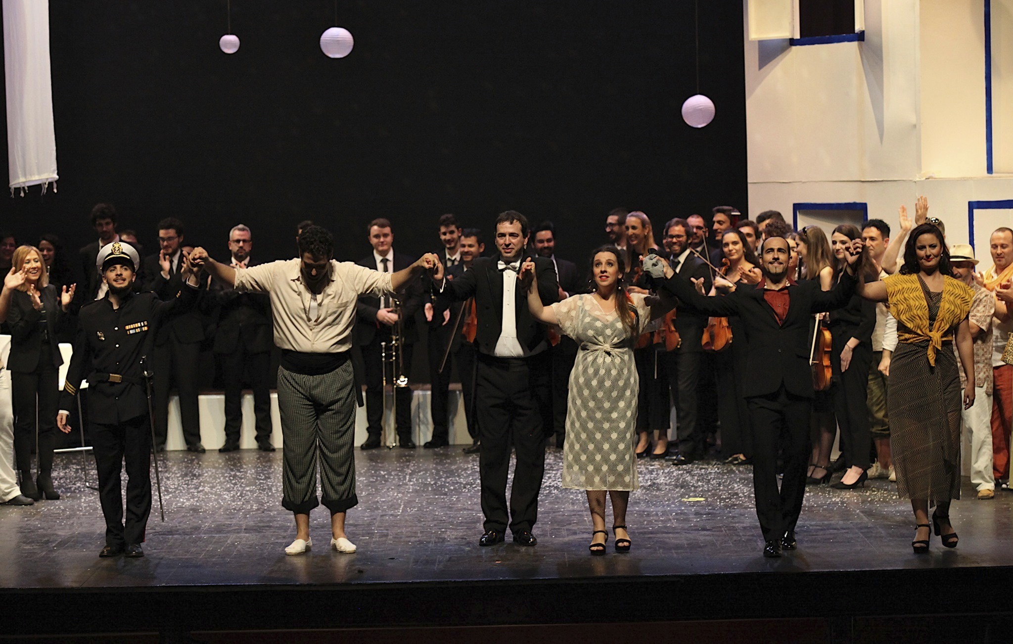 David S�nchez, en el centro, saluda junto al elenco en el estreno de 'Elixir del amor', en 2019 en el teatro L�pez de Ayala de Badajoz.