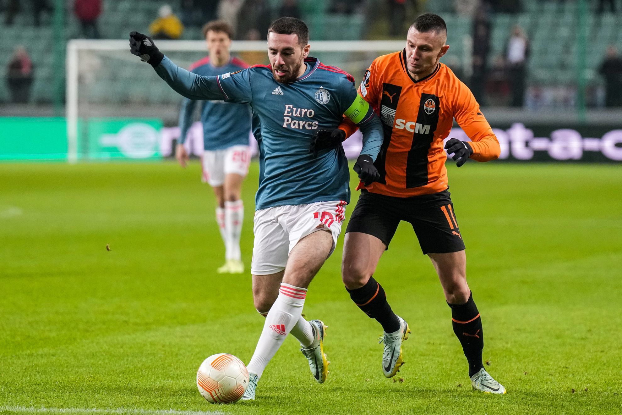 One late goal each means its level between Shakhtar Donetsk and Feyenoord