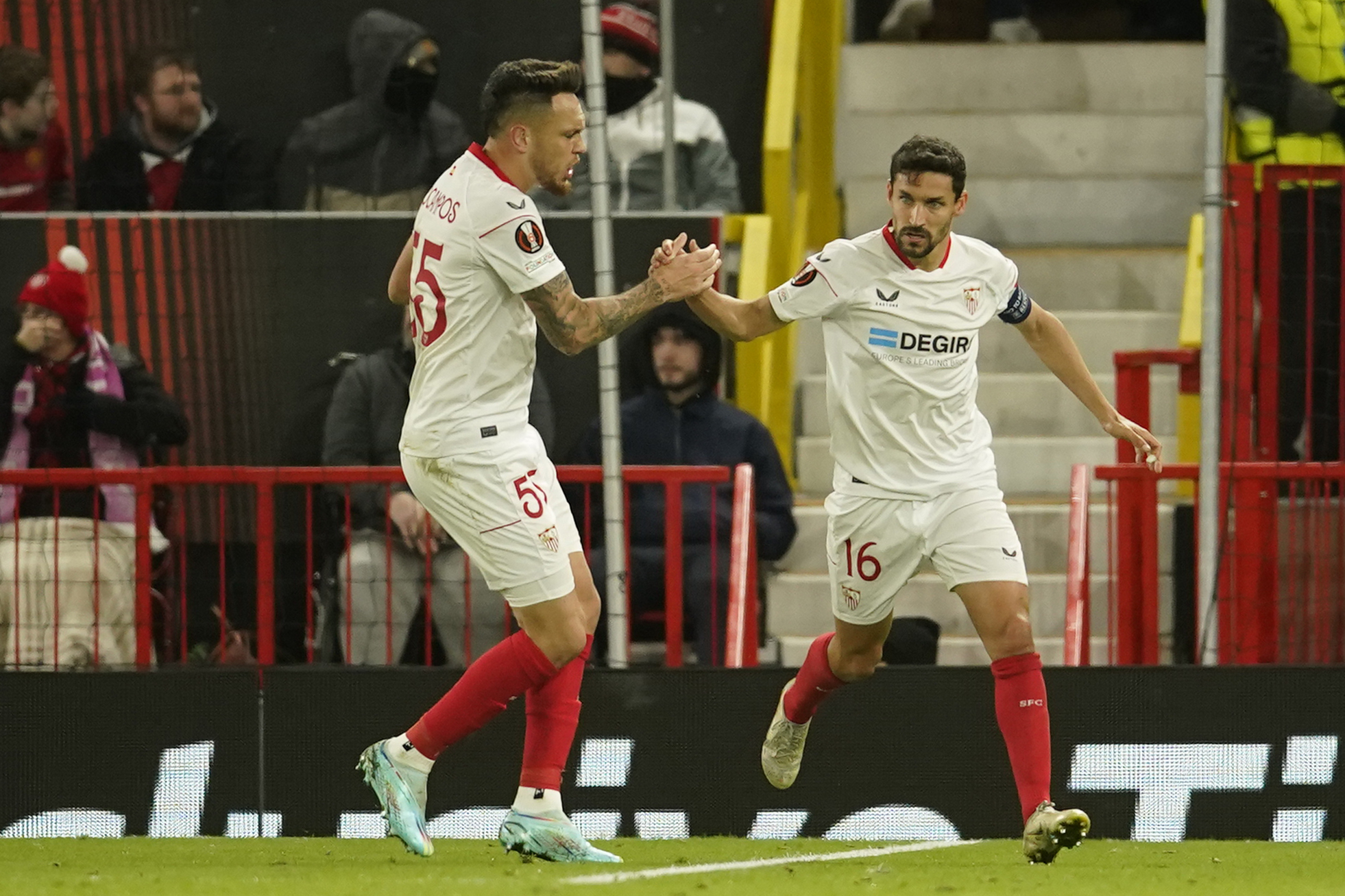 Sevillas Jesus Navas, right, celebrates with Youssef En-Nesyri