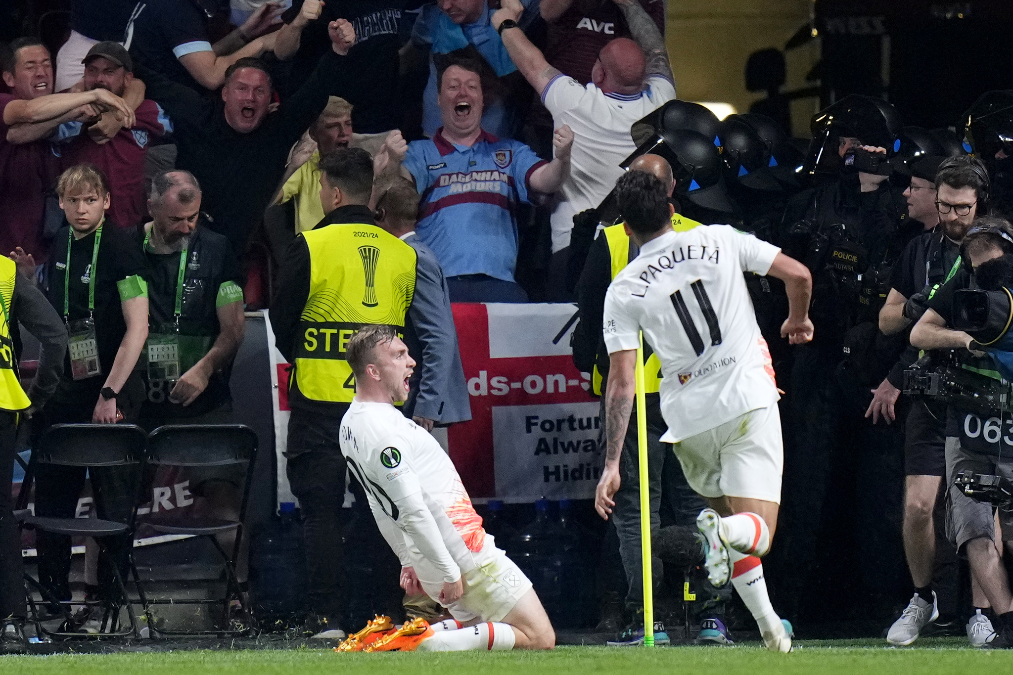 West Hams Jarrod Bowen, left, celebrates after scoring the winner