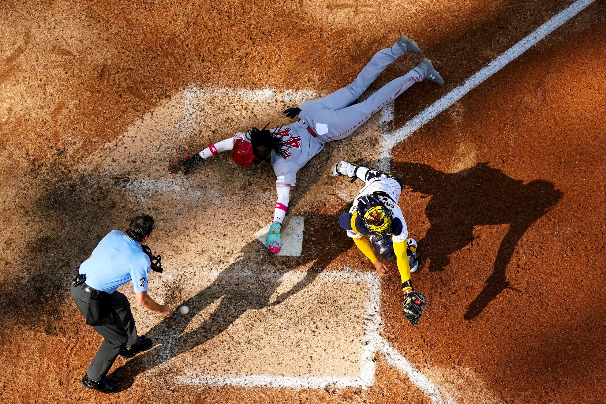 Cincinnati Reds rookie sensation Elly De La Cruz steals home plate.