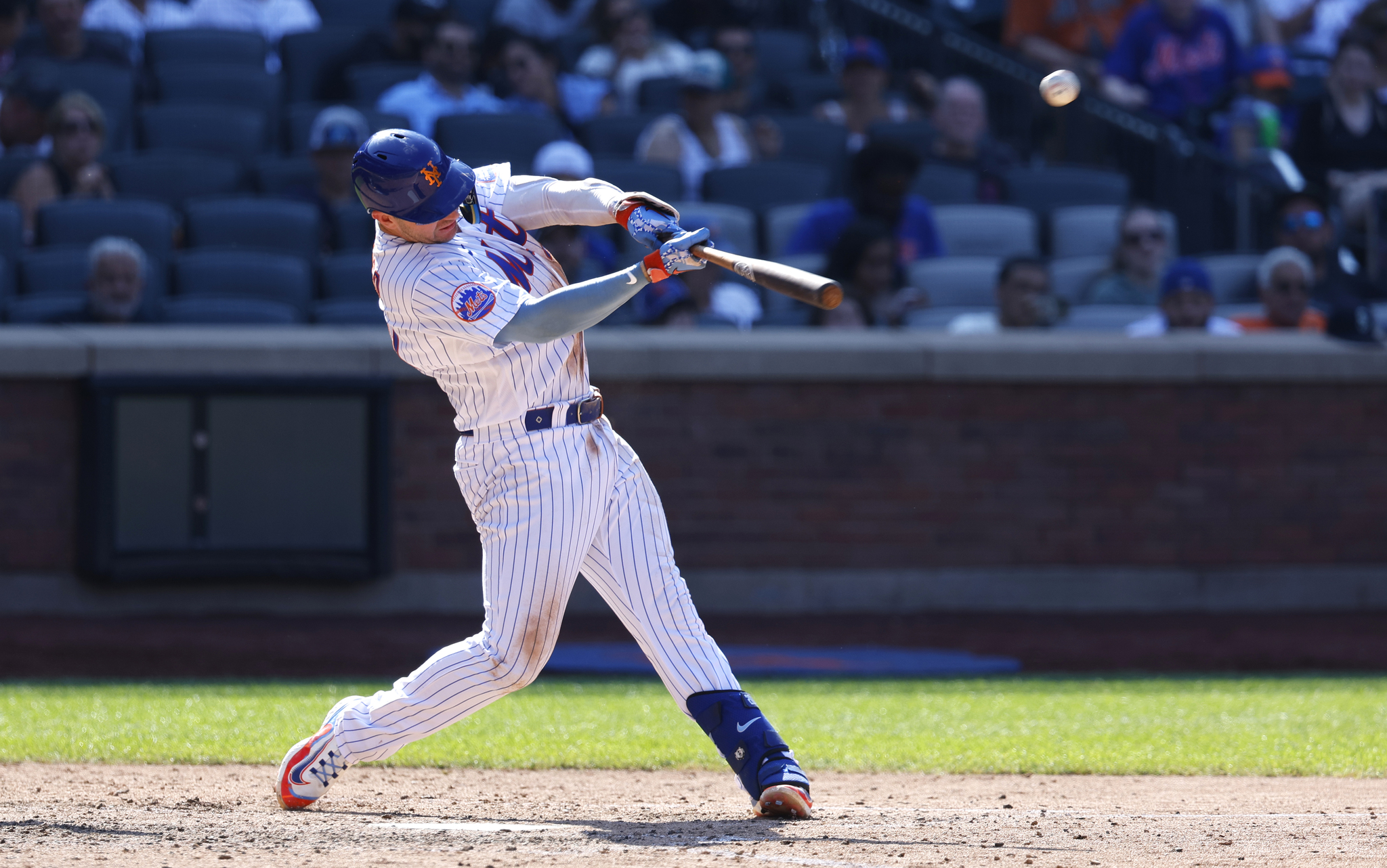 New York Mets Pete Alonso hits a home run against the Seattle Mariners