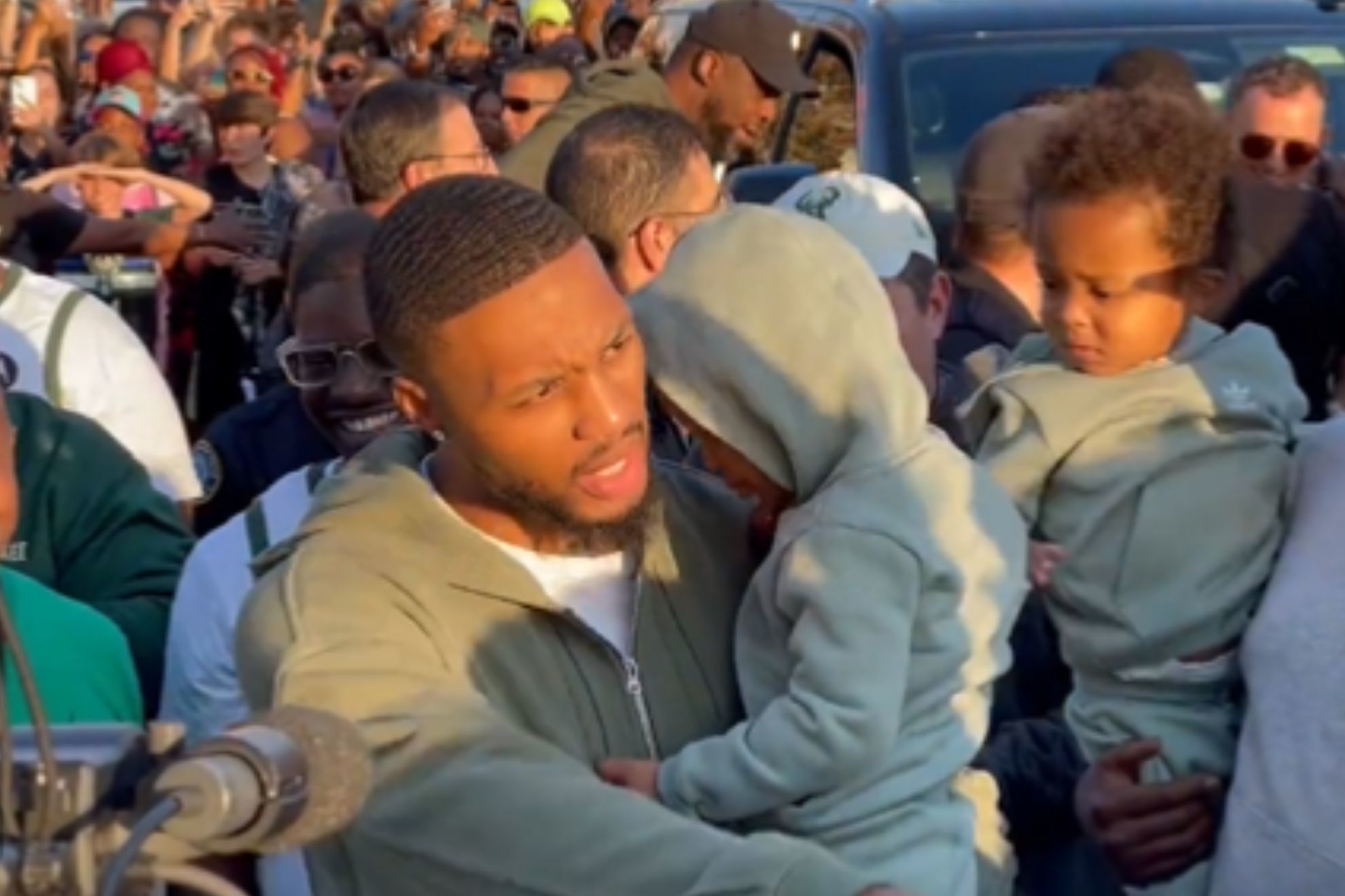 Damian Lillard arrives to Milwaukee, Bucks fans flood welcome rally