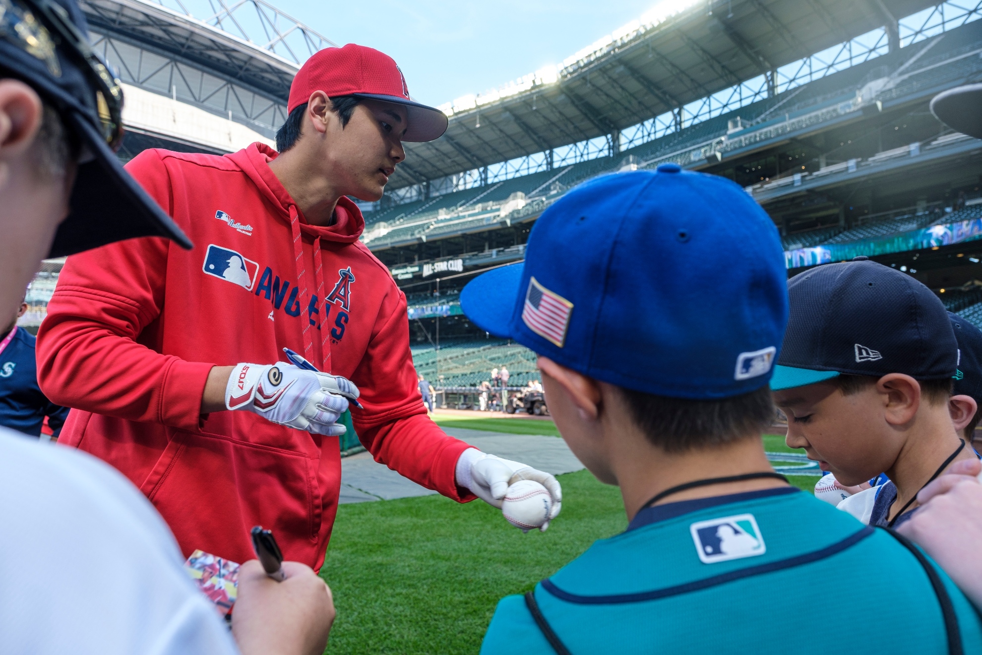 Shohei Ohtani signing autographs