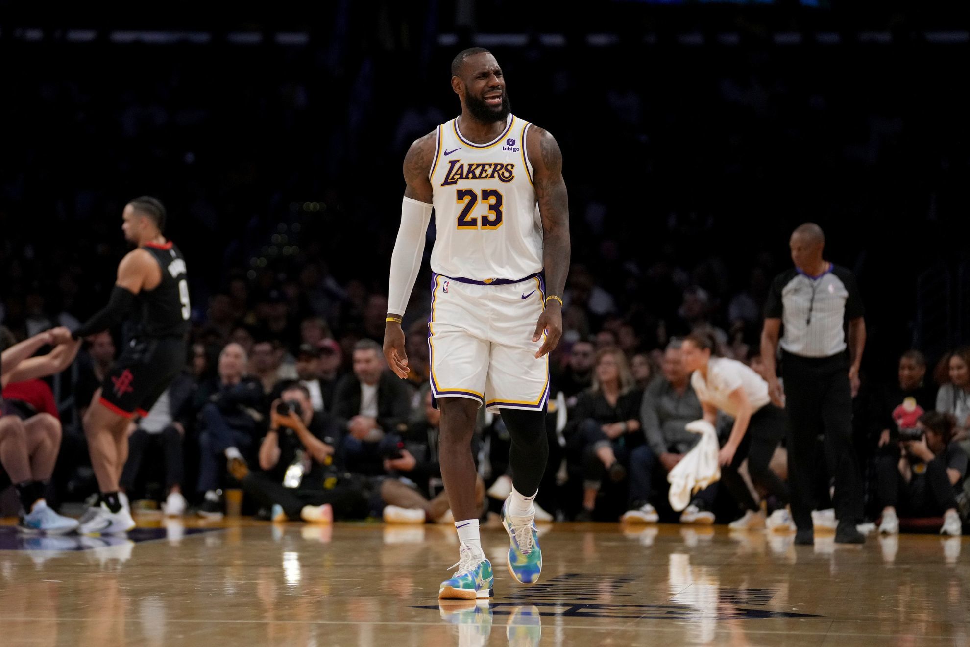 LeBron James scores season-high, hits go-ahead free throw as Lakers hold off Rockets