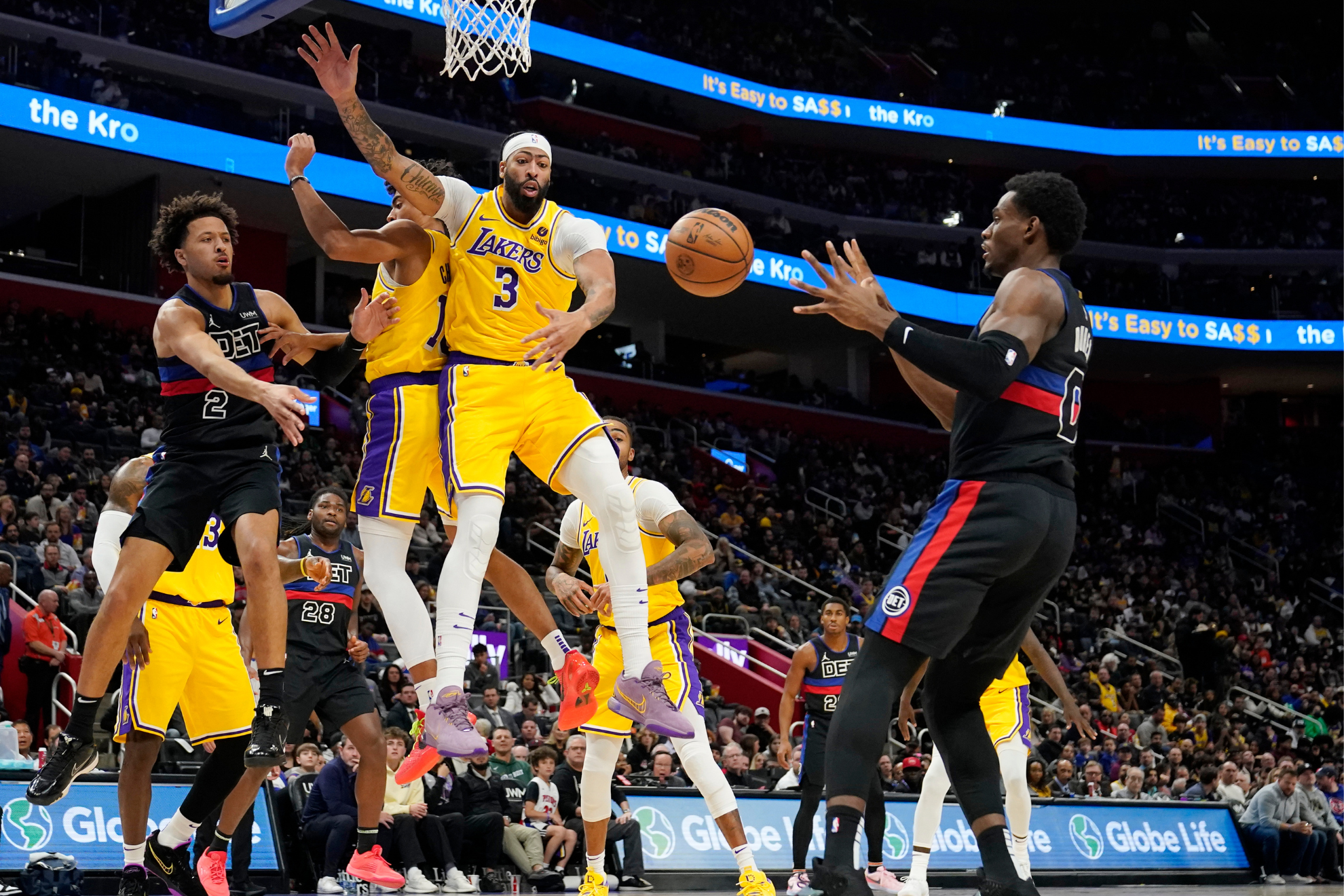 Anthony Davis (center, #3) scored 28 points and hauled in 16 rebounds.