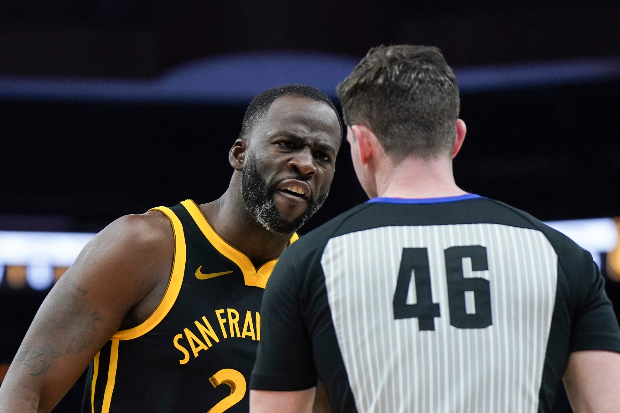 Draymond Green talking to a ref.