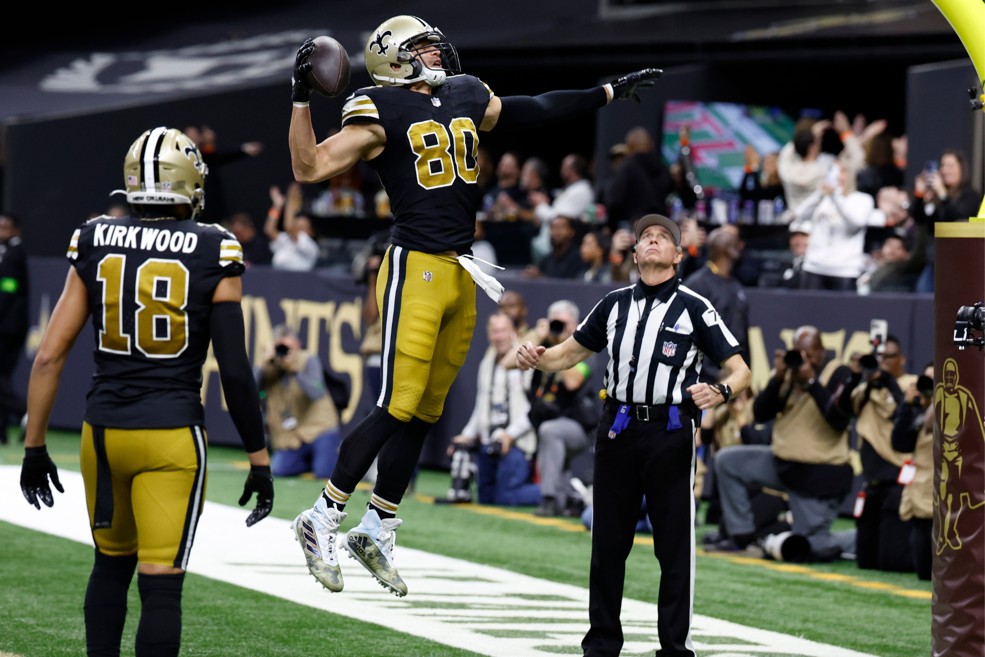 Jimmy Graham (80) celebrates his fourth-quarter touchdown.