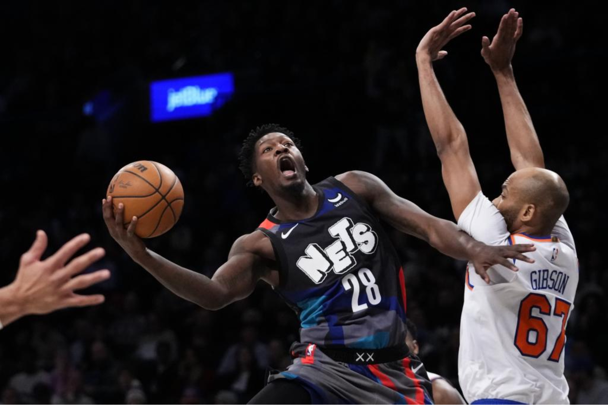 Dorian Finney-Smith and Taj Gibson of the Knicks.