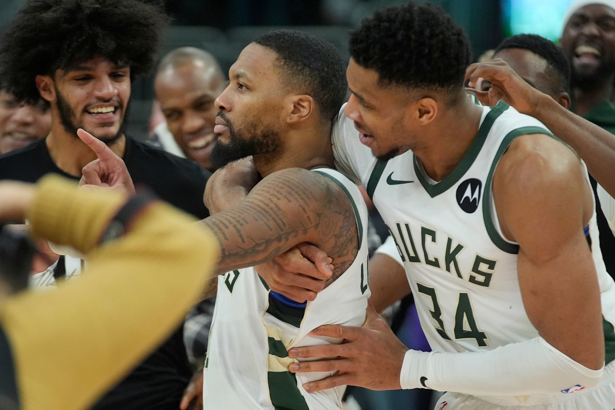 Damian Lillard hits deep buzzer-beater to lead Bucks past Kings in OT thriller