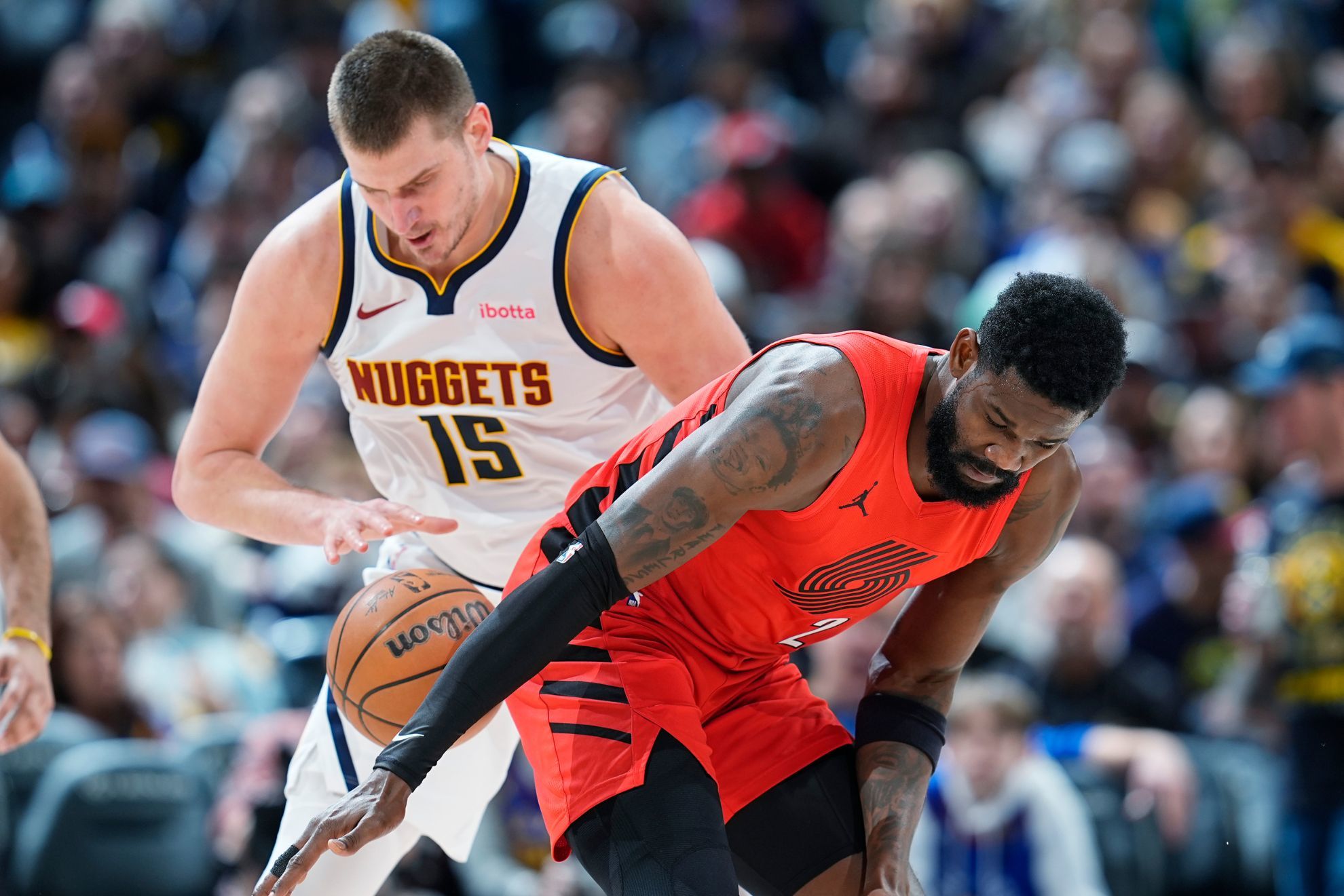 Nikola Jokic makes Deandre Ayton look foolish with best pump fake of the year