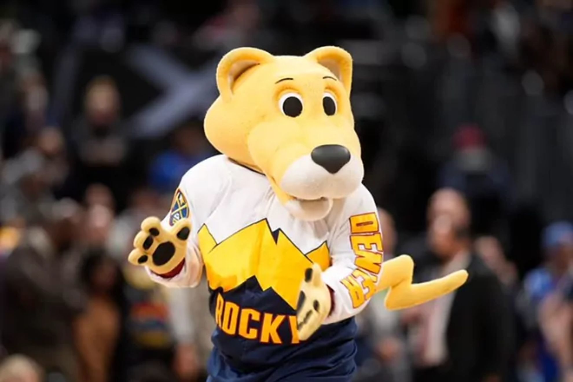 Rocky, la mascota de Denver Nuggets, antes de un partido