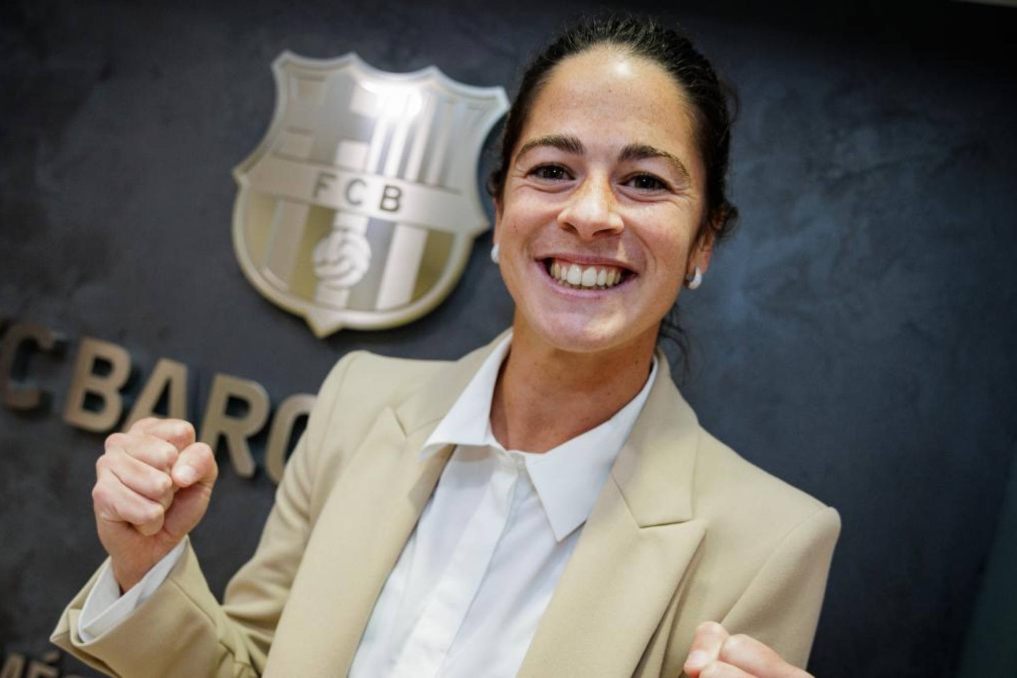 Marta Torrej�n posa tras firmar la renovaci�n con el Barcelona / FCB