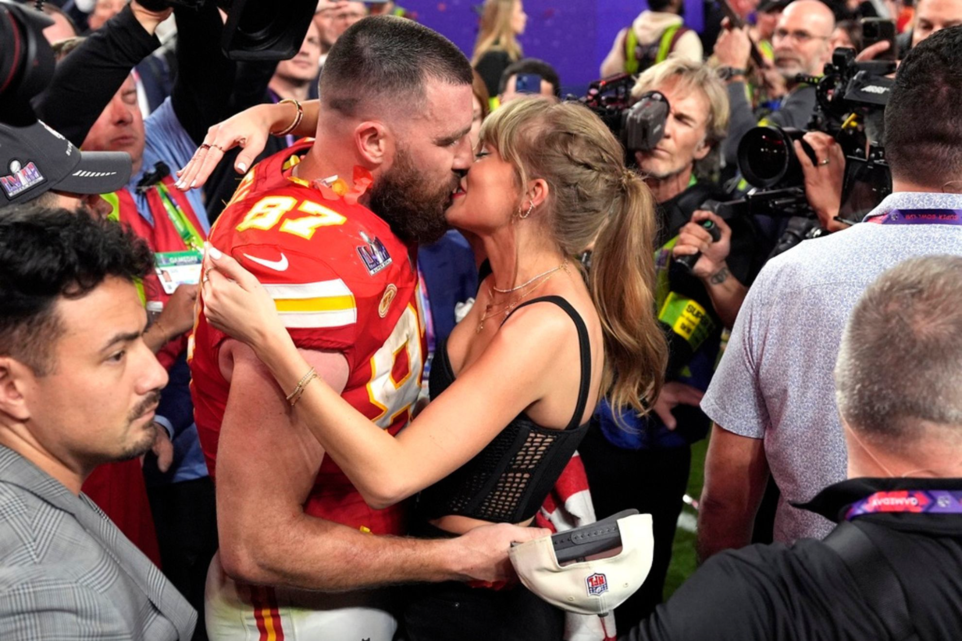 Which awards did Taylor Swift and Travis Kelce win at the Kids Choice Awards 2024?