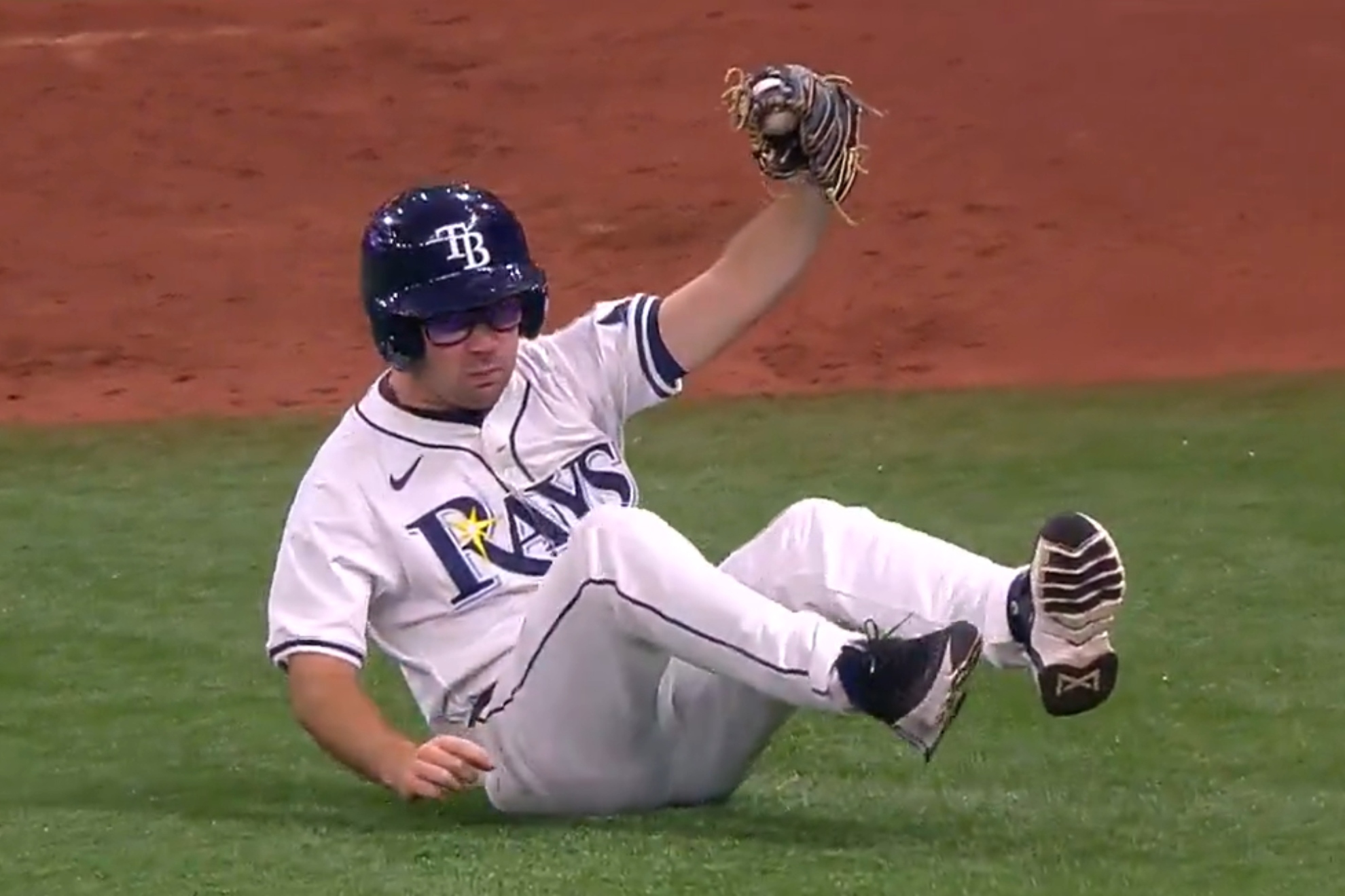 Tampa Bay Rays ballboy makes incredible diving play, shocks players and crowd