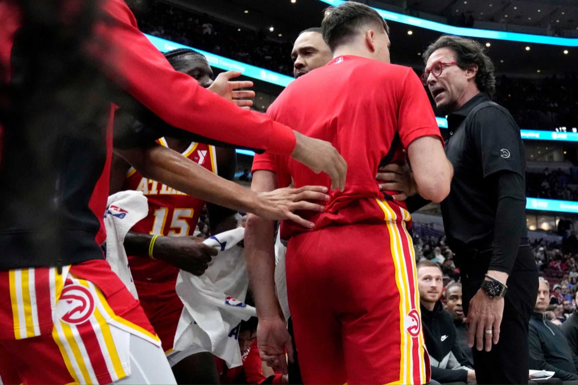 Hawks head coach Quin Snyder talks to Bogdan Bogdanovic during game against the Bulls