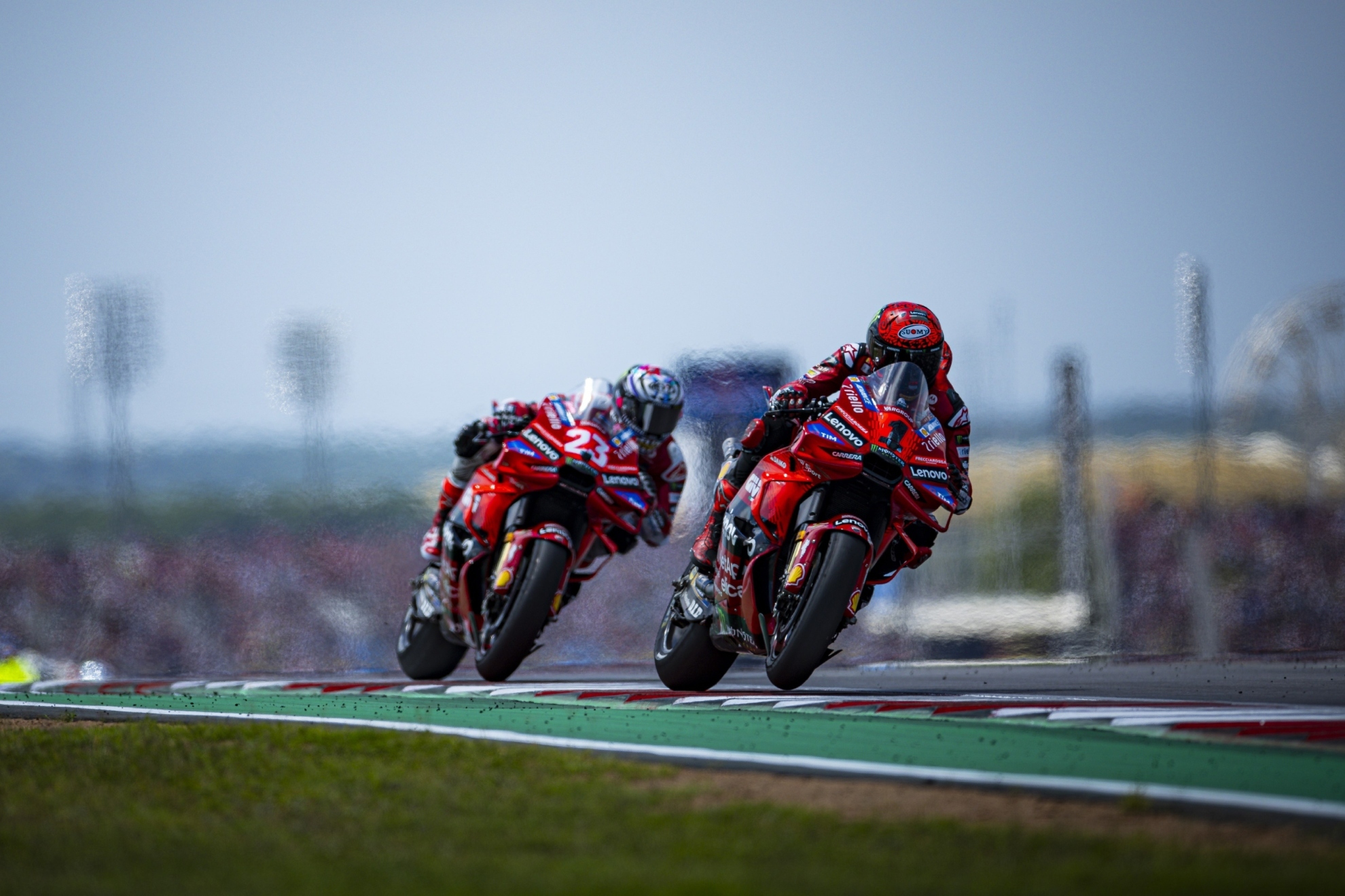 Pecco Bagnaia, delante de Bastianini, en Austin.