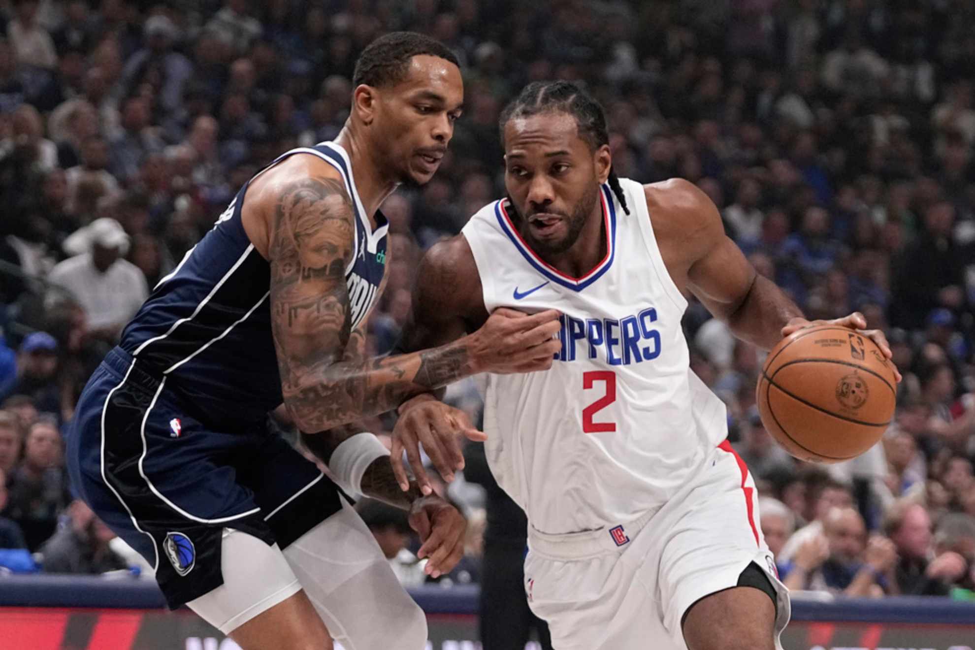 Dallas Mavericks forward P.J. Washington, left, defends as Los Angeles Clippers Kawhi Leonard /