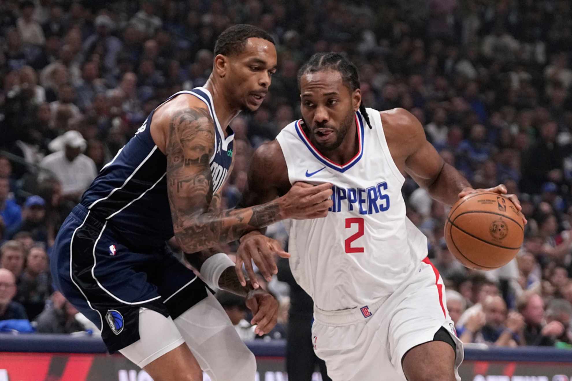 P.J. Washington defends as Los Angeles Clippers Kawhi Leonard