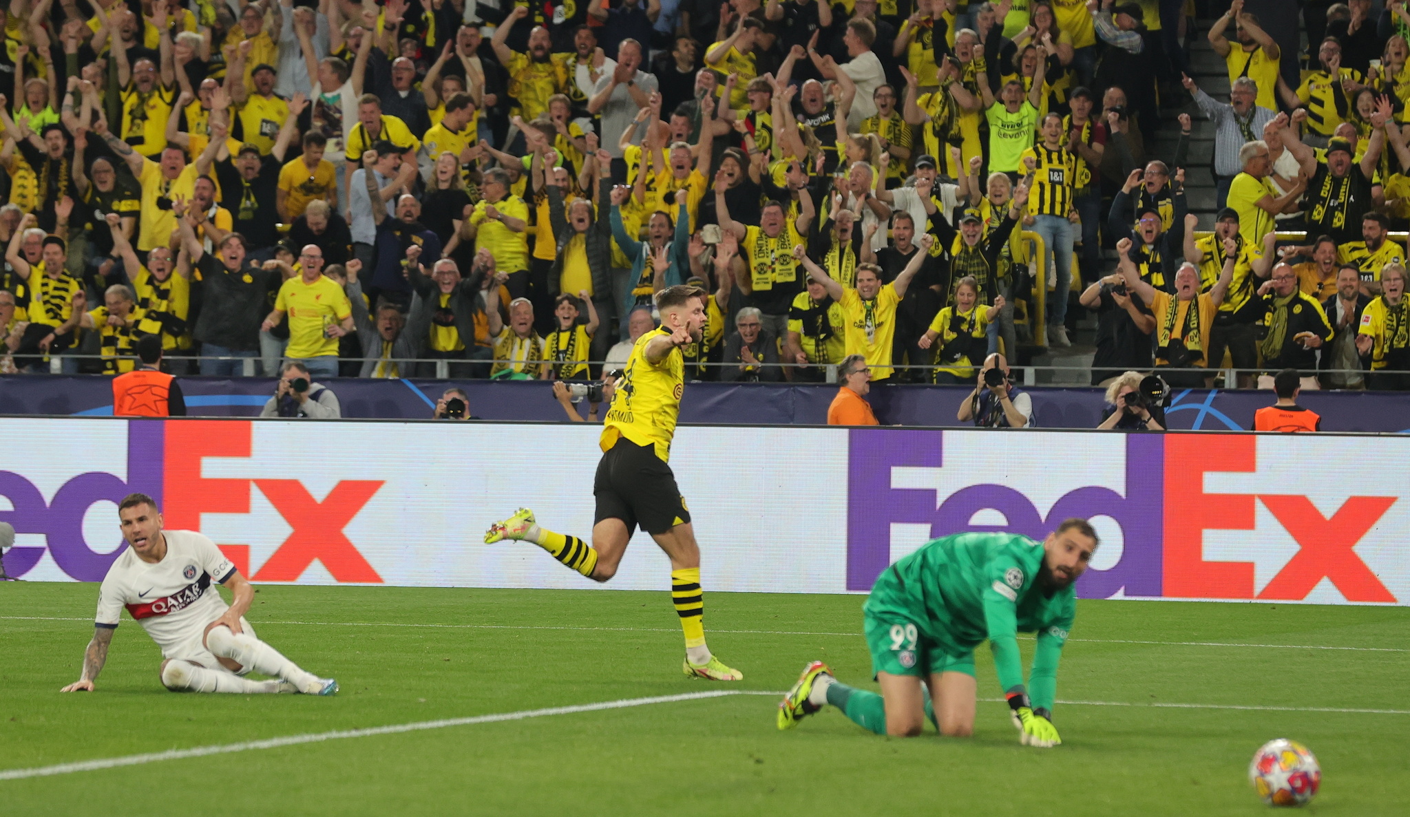 Borussias Niclas Fullkrug celebrates after putting the home side ahead