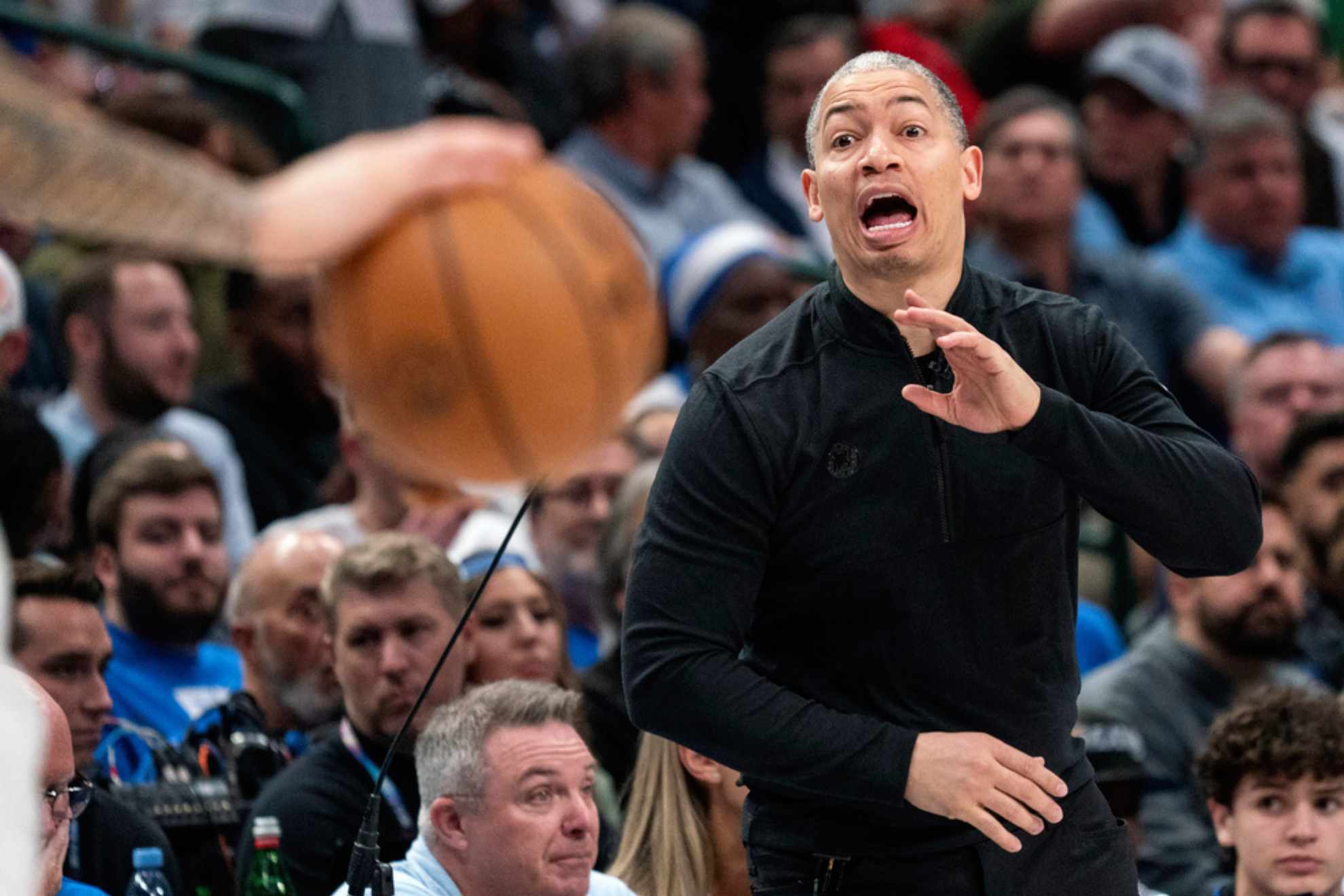 yronn Lue shouts to his players /