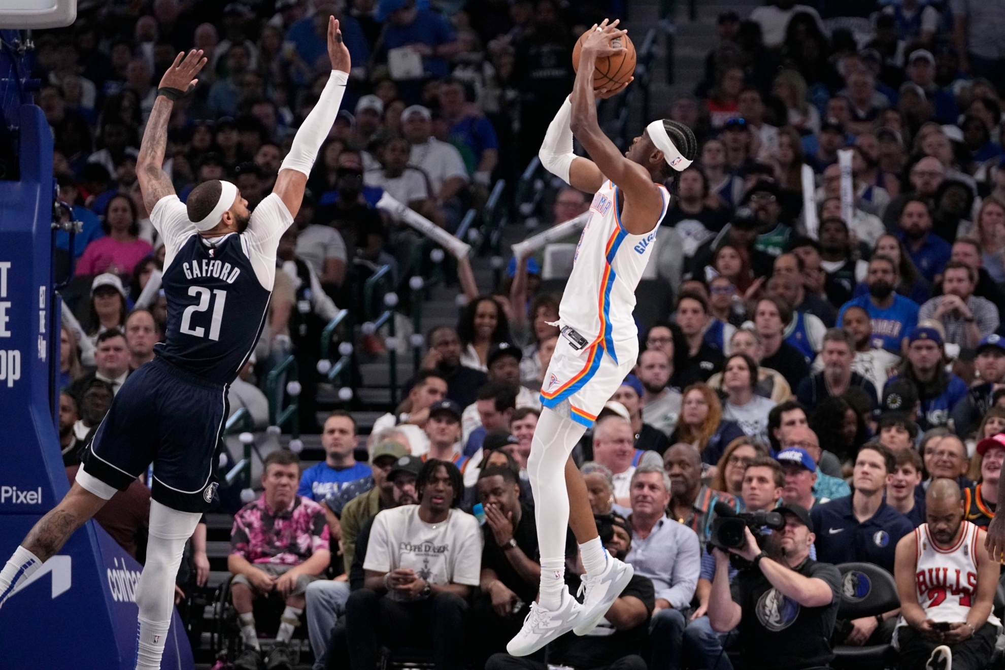 Oklahoma City Thunders Shai Gilgeous-Alexander, right, shoots over Dallas Mavericks Daniel Gafford (21) in the second half in Game 4 of an NBA basketball second-round playoff series Monday, May 13, 2024, in Dallas. (AP Photo/Tony Gutierrez)