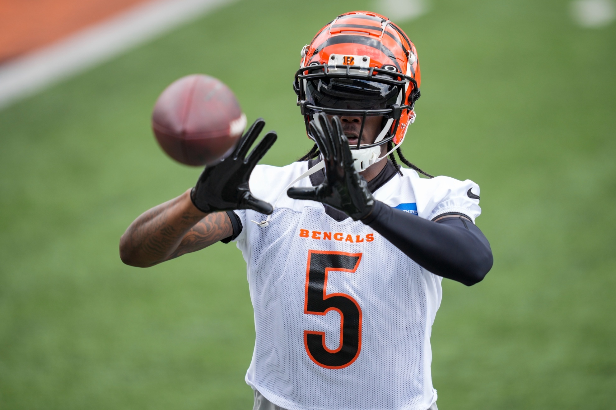 Cincinnati Bengals Tee Higgins makes a catch during a drill at the NFL football teams minicamp in Cincinnati, Friday, June 14, 2023. (AP Photo/Aaron Doster)