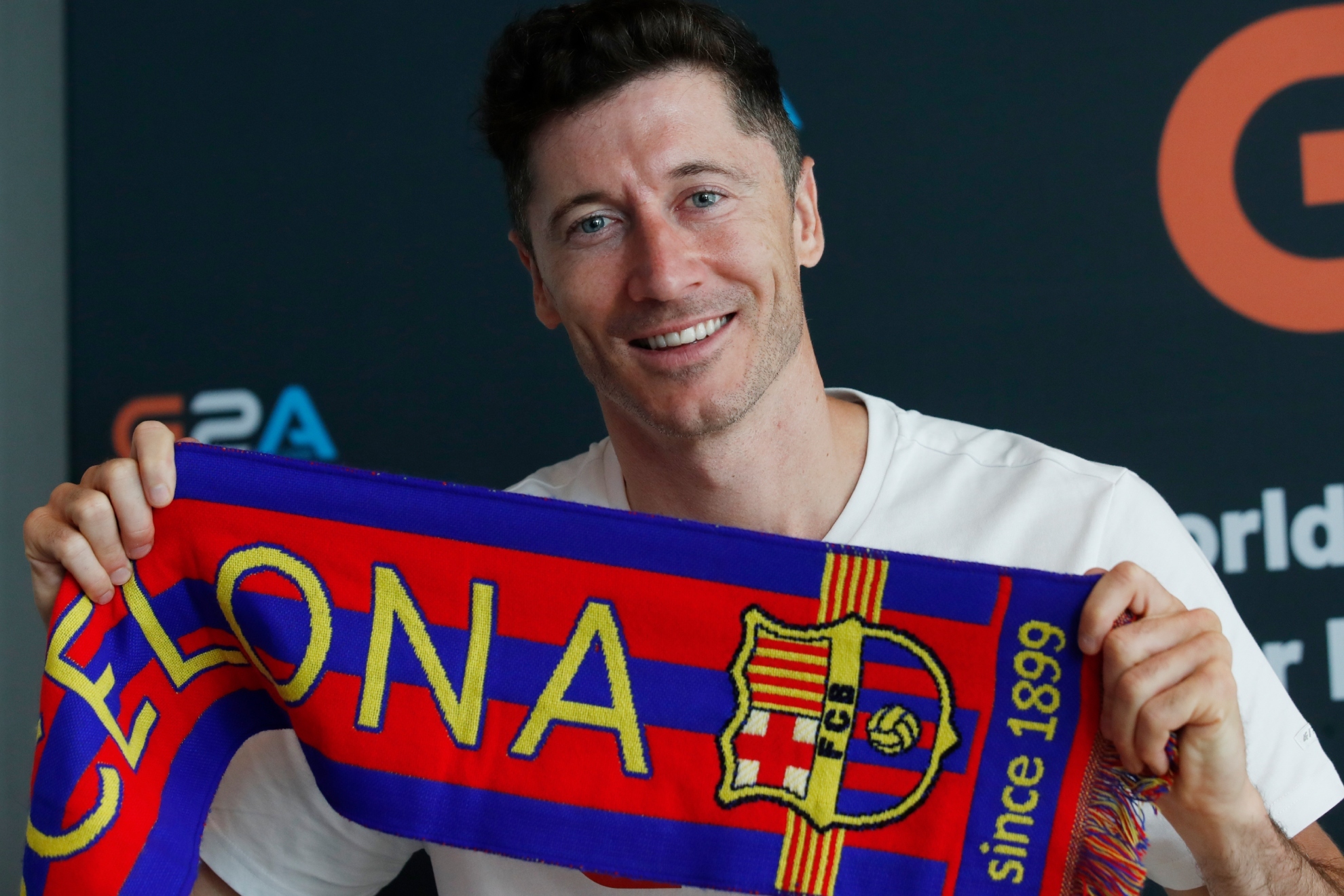 Robert Lewandowski with Barcelona scarf