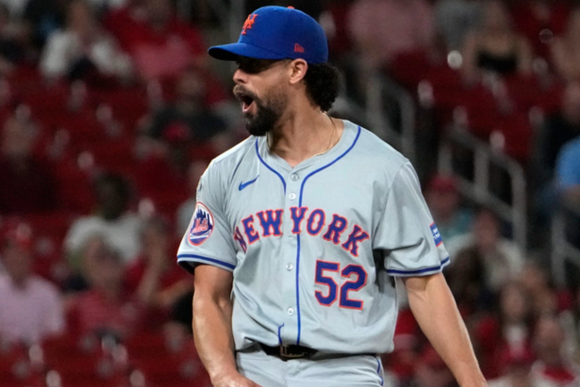 Mets pitcher Jorge Lopez threw his glove to the stands in game against the Dodgers