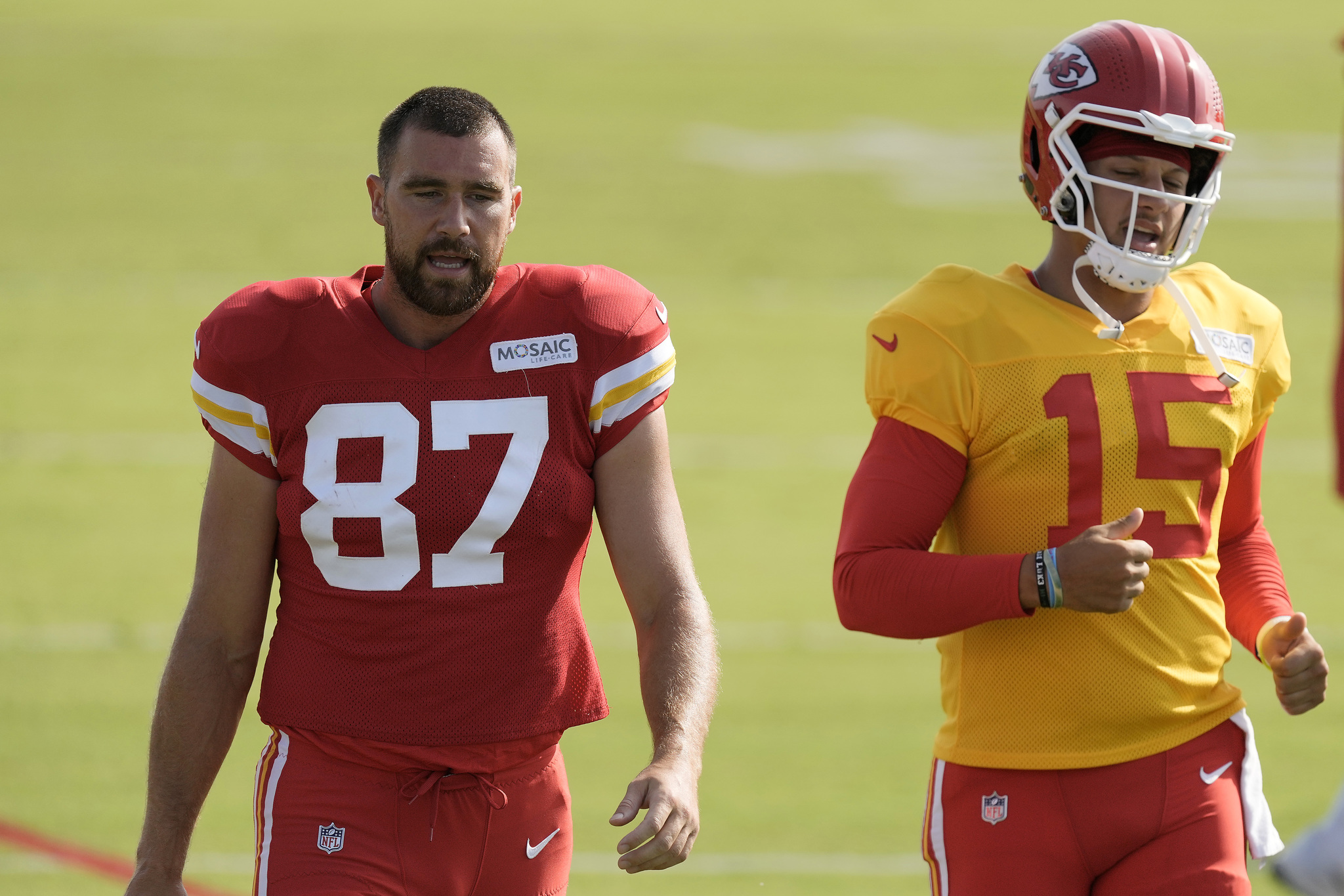 Travis Kelce (87) and Patrick Mahomes (15) during training