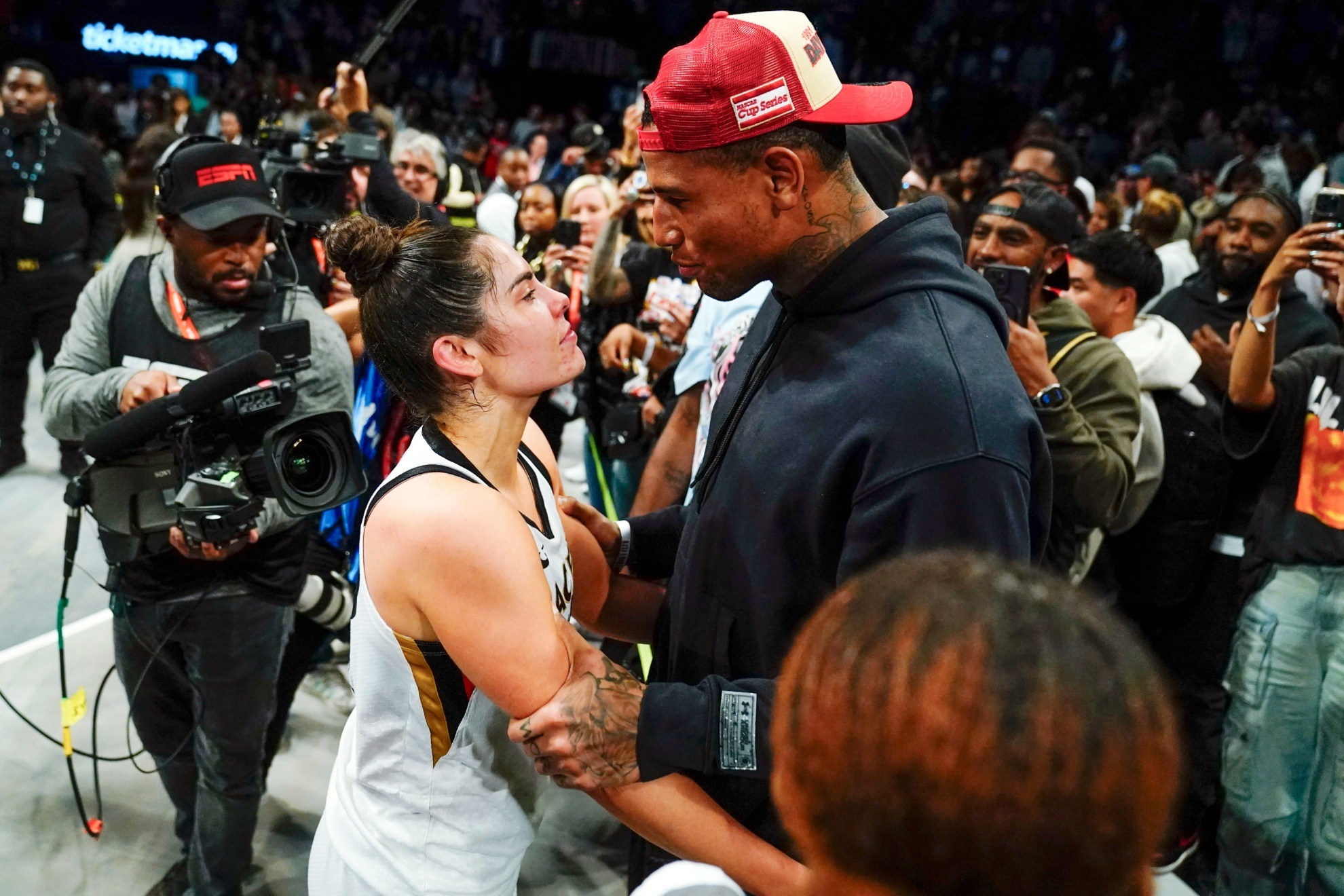 Las Vegas Aces Kelsey Plum, left, talks with New York Giants Darren Waller after Game 4 of a WNBA basketball final playoff series against the New York Liberty Wednesday, Oct. 18, 2023, in New York. The Aces won 70-69. (AP Photo/Frank Franklin II)