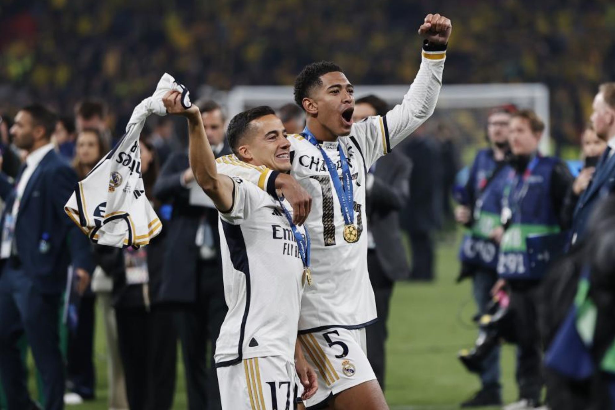 Lucas V�zquez junto a Jude Bellingham celebrando la Champions del Real Madrid