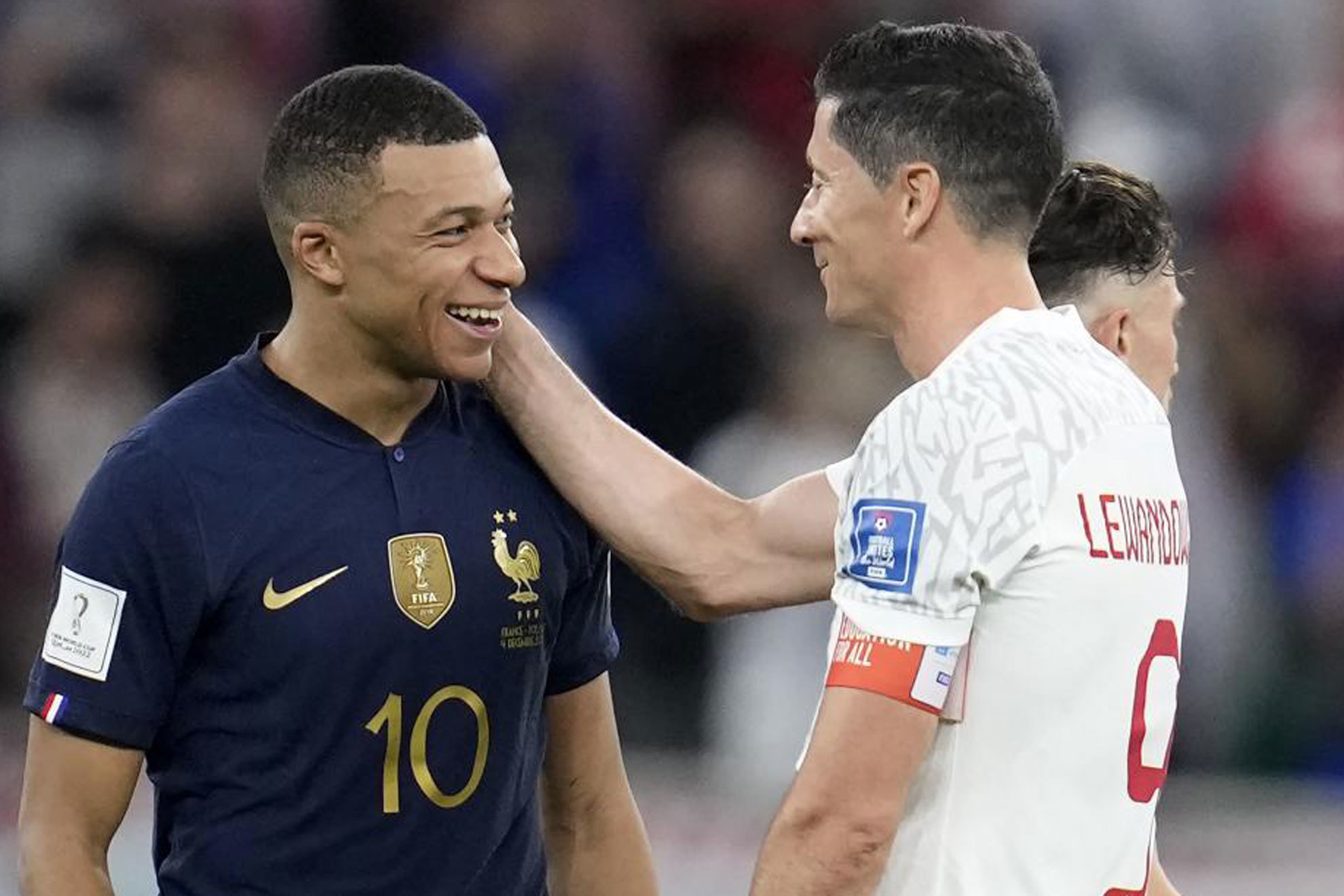 Mbappe greets Lewandowski